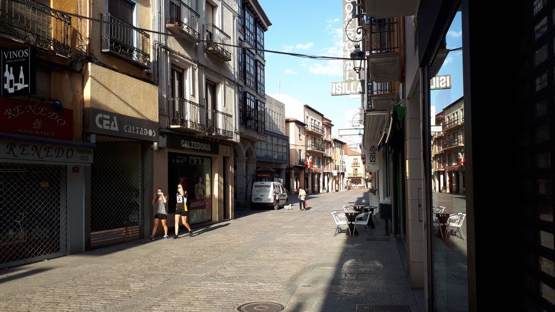 La calle Isilla presenta su aspecto habitual de una mañana de verano durante las primeras horas del segundo confinamiento de Aranda