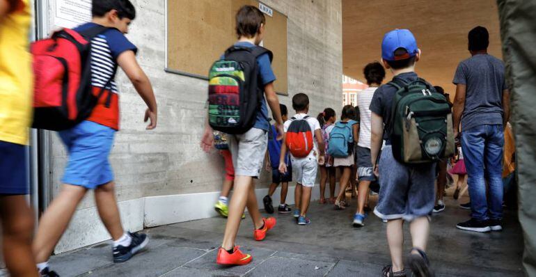 Niños entrando a clase en un colegio público.