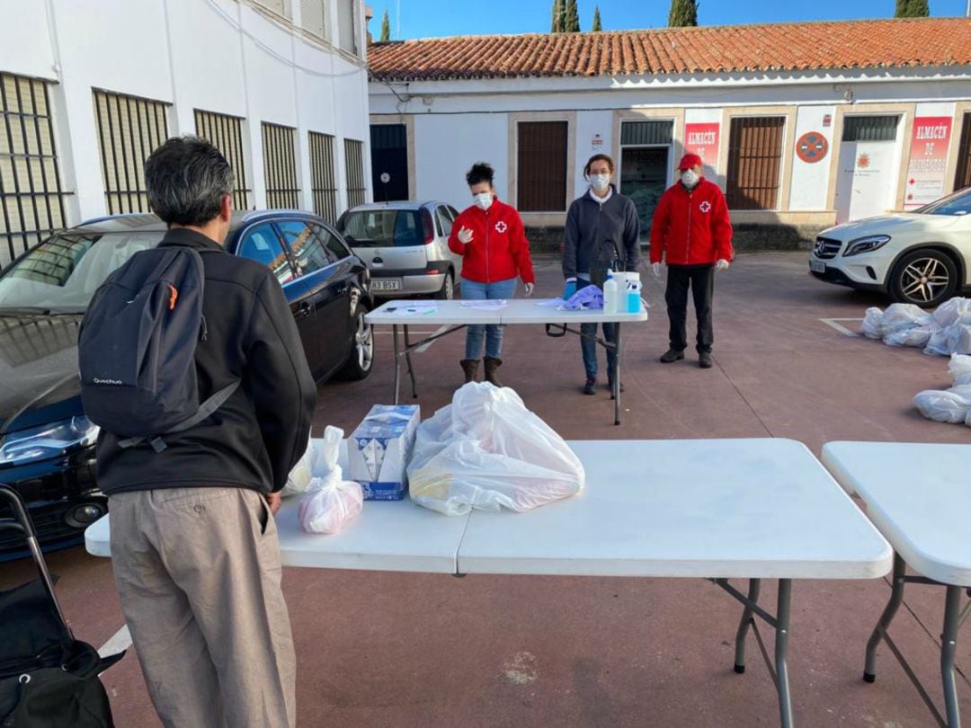 La entrega de productos básicos se está realizando en el almacén de Cruz Roja en la barriada de Padre Jesús