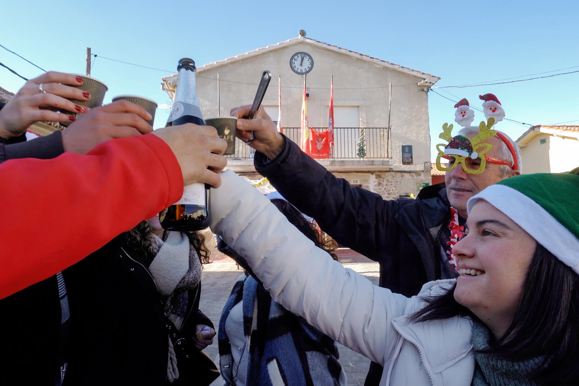 A las doce del mediodía se han tomado las uvas y se ha brindado por un feliz 2025