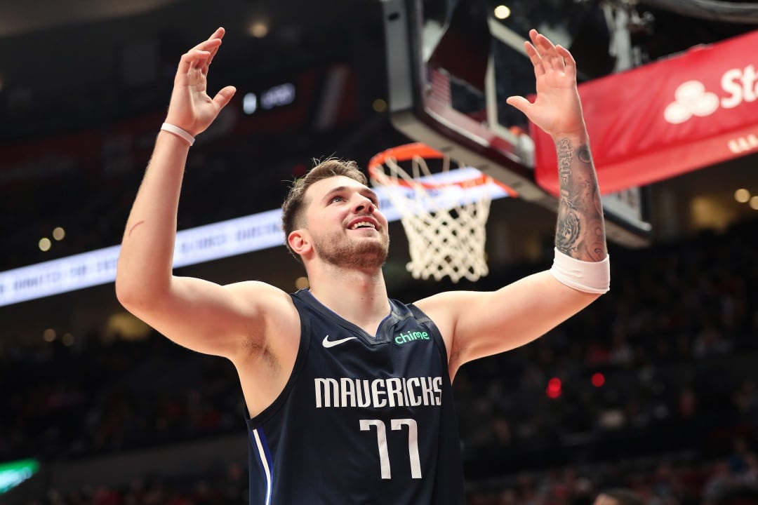 Doncic celebra un punto en la pista de los Timberwolves