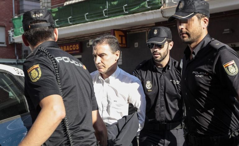 GRA291. SAGUNTO (VALENCIA), 29/05/2015.- El hasta hoy delegado del Gobierno en la Comunidad Valenciana, Serafín Castellano, a su llegada a los Juzgados de Sagunto, tras haber sido detenido hoy junto a otras ocho personas por supuestas irregularidades en adjudicaciones durante su etapa como conseller de Gobernación, y haber sido cautelarmente suspendido de militancia en el PP. EFE/Manuel Bruque