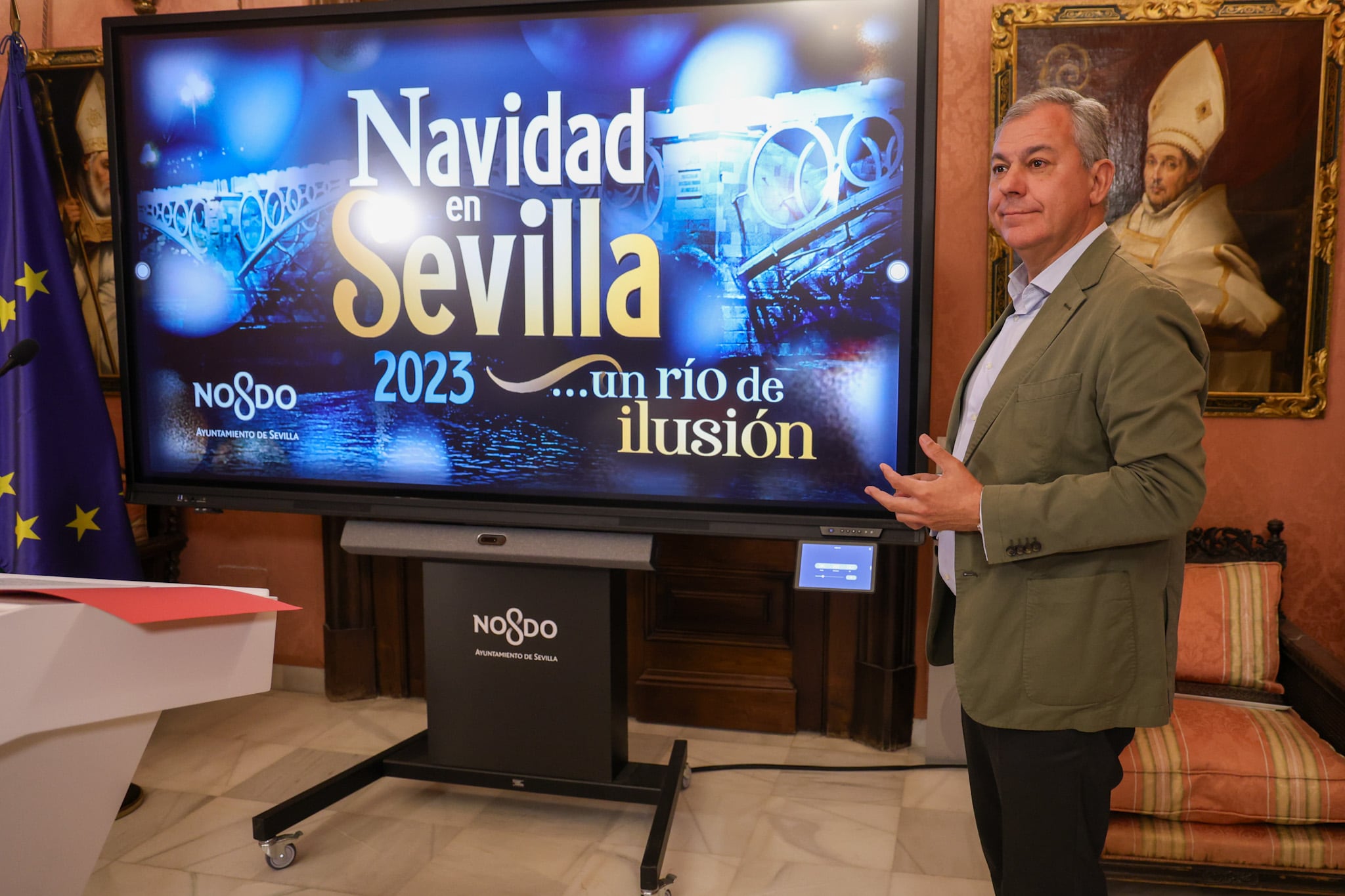 El alcalde de Sevilla, José Luis Sanz, posa para los medios tras presentar la programación navideña de la ciudad