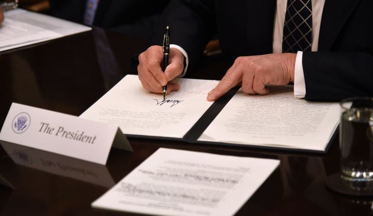 El presidente Donald Trump firma la orden ejecutiva de promoción de la agricultura. 