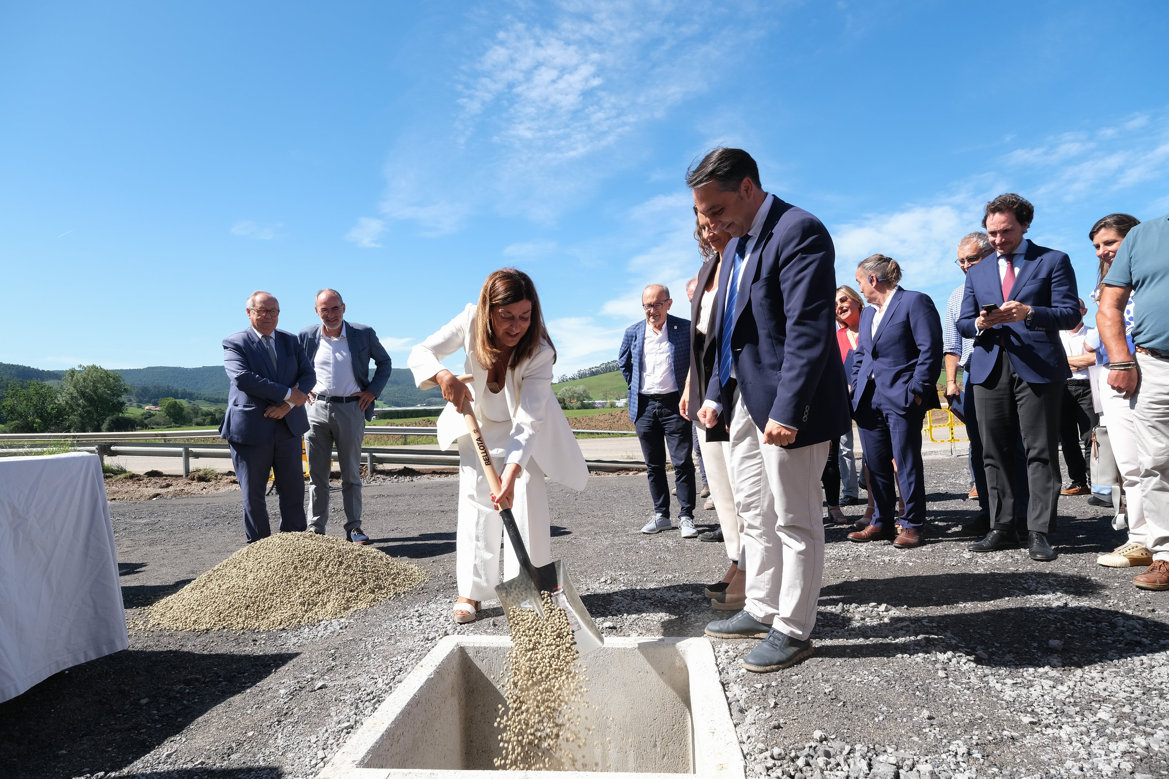 La presidenta de Cantabria, María José Sáenz de Buruaga, acompañada de varios consejeros, pone la primera piedra del Centro Logístico de La Pasiega. 5 de septiembre de 2023 © Raúl Lucio