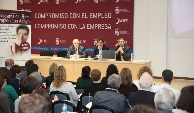 El programa PECA, que se puso en marcha el pasado año, se ha debatido hoy con empresarios de la ciudad.