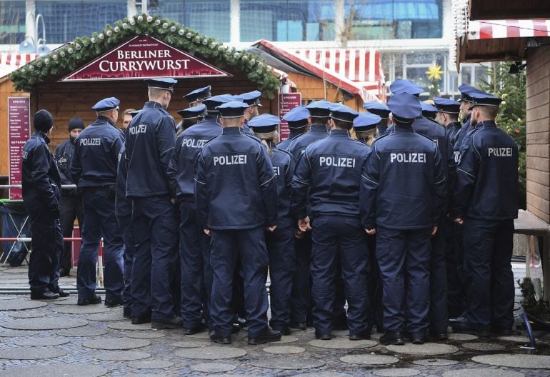 de policía alemanes permanecen en guardia en un mercadillo navideño en la Breitscheidplatz de Berlín