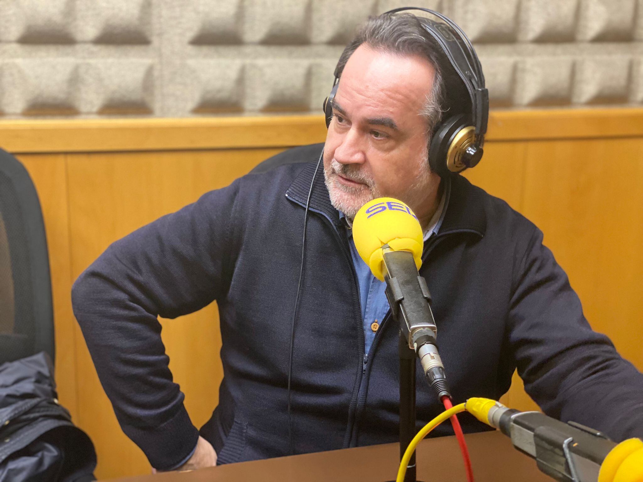 El tenor catalán en los estudios de Radio Asturias SER