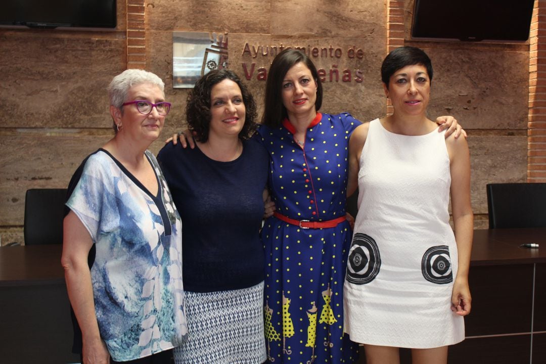 Mª del Mar Marqués, Concejala de Sanidad,  Mª Luisa Villafranca, presidenta de Rosae, junto a Encarna y Noelia miembros de la Asociación en la presentación de la iniciativa