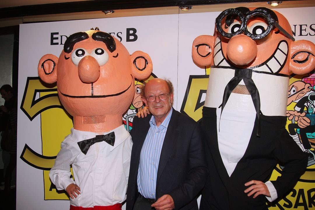 Francisco Ibáñez, junto a su creación &#039;Mortadelo y Filemón&#039; durante el estreno de la película. 