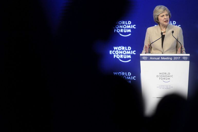 La primera ministra británica, Theresa May, pronuncia un discurso en el Foro Económico Mundial que se celebra en la localidad alpina suiza de Davos