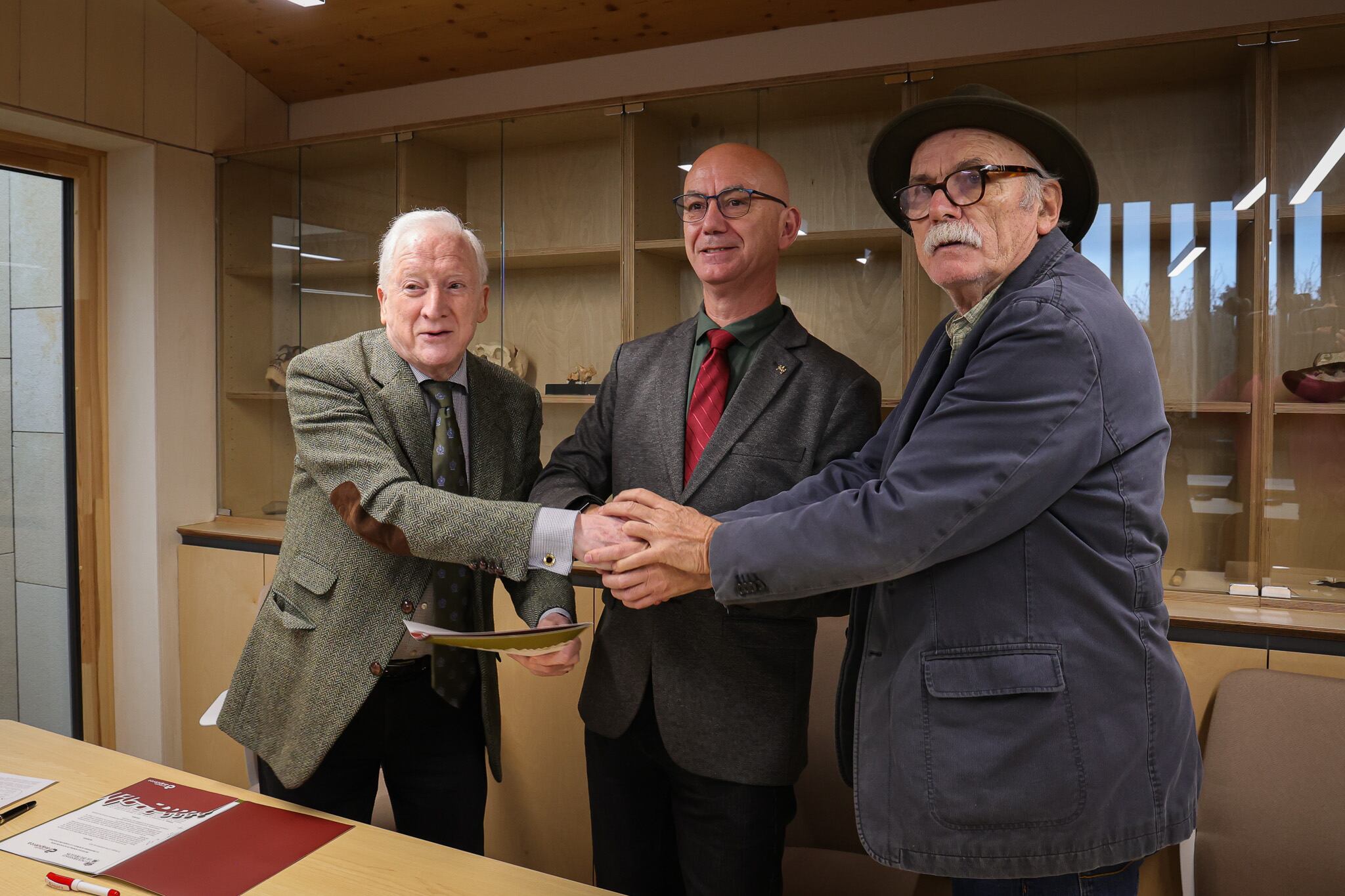 El rector de la Universidad de Burgos, José Miguel García, entre el presidente de la Fundación Atapuerca y su vicepresidente, Eudald Carbonell (dcha)