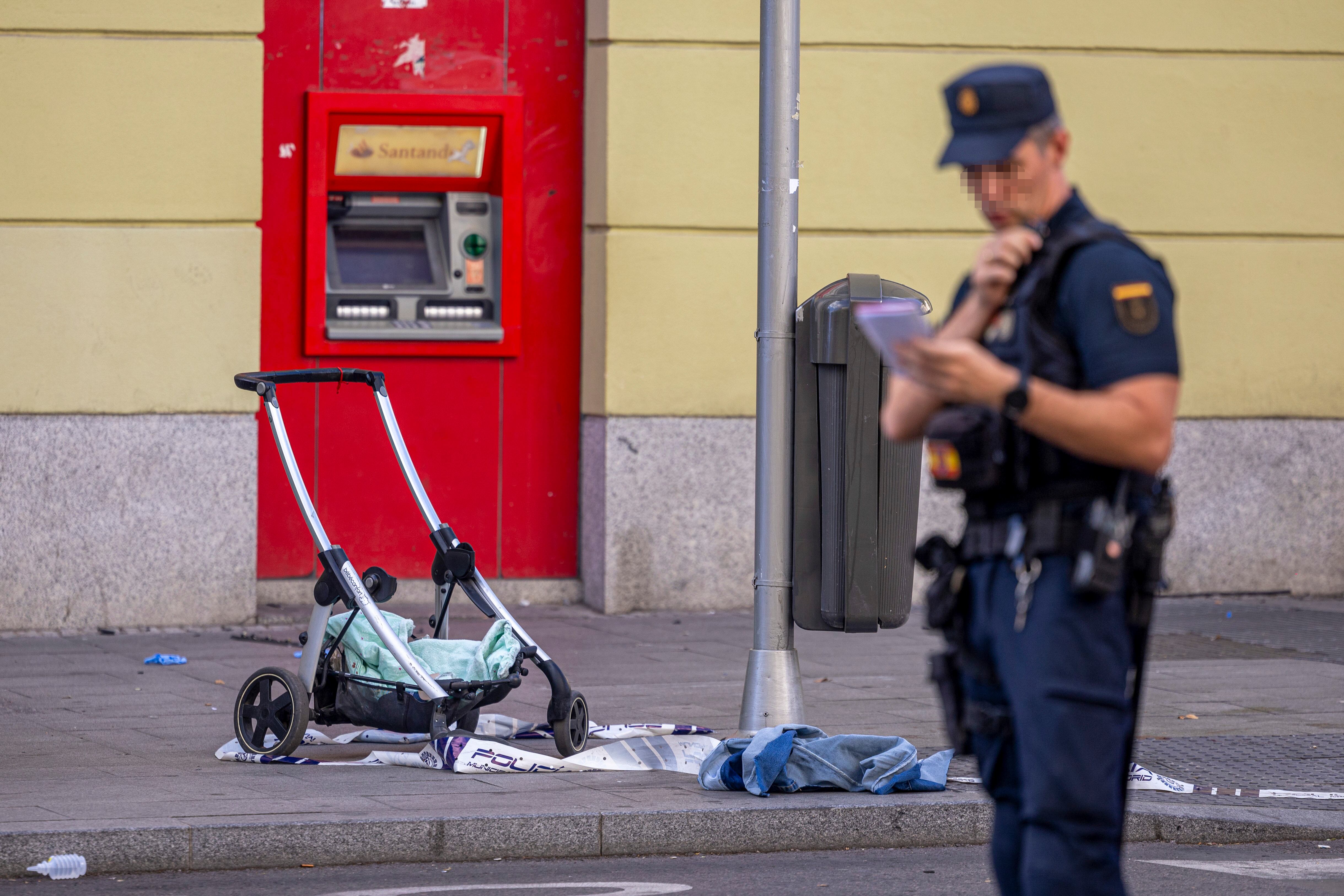 Tres mujeres y el bebé de una de ellas han resultado heridos este domingo al ser arrollados por un coche de la Policía Nacional en el centro de Madrid