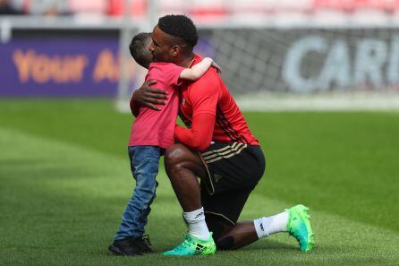 Jermain Defoe y Bradley Lowery se funden en un abrazo.