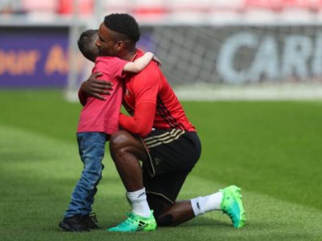 Jermain Defoe y Bradley Lowery se funden en un abrazo.