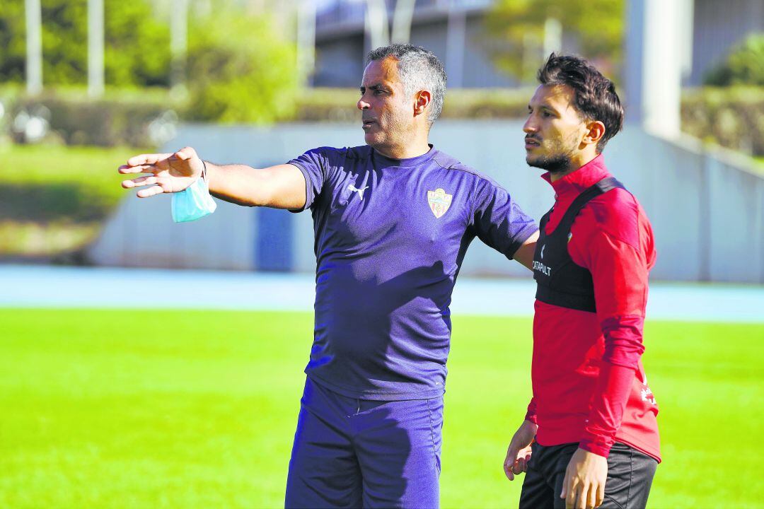 José Gomes hablando con Joao Carvalho.