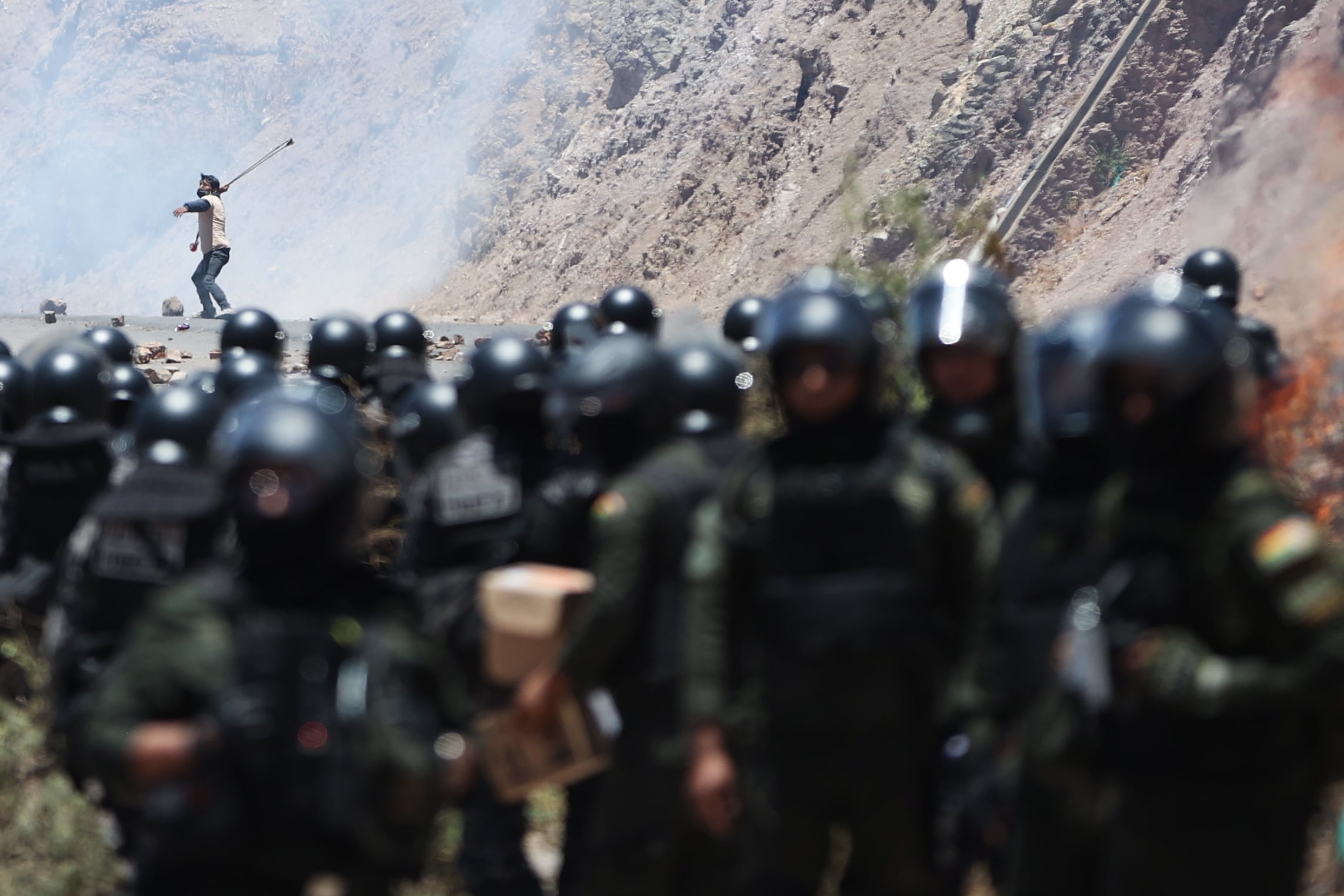 Policías y militares bolivianos desbloquean carreteras tomadas por los simpatizantes de Evo Morales en Cochabamba.