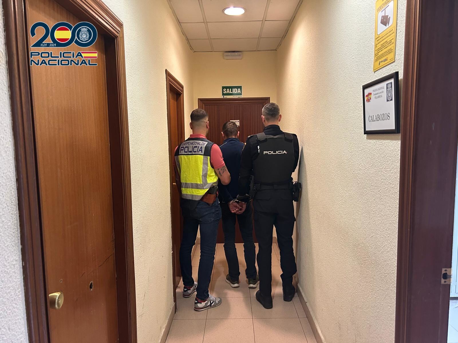 El Juez decreta prisión para el autor de los hechos, quedando los otros dos varones en libertad con cargos.