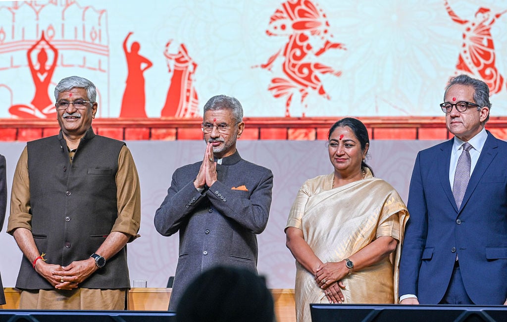 En la imagen, el ministro indio de Exteriores, S. Jaishankar; el ministro de Cultura, Gajendra Singh Shekhawat; el gobernador de Delhi, Rekha Gupta; y el director general de la UNESCO, Khaled El-Enany (d).