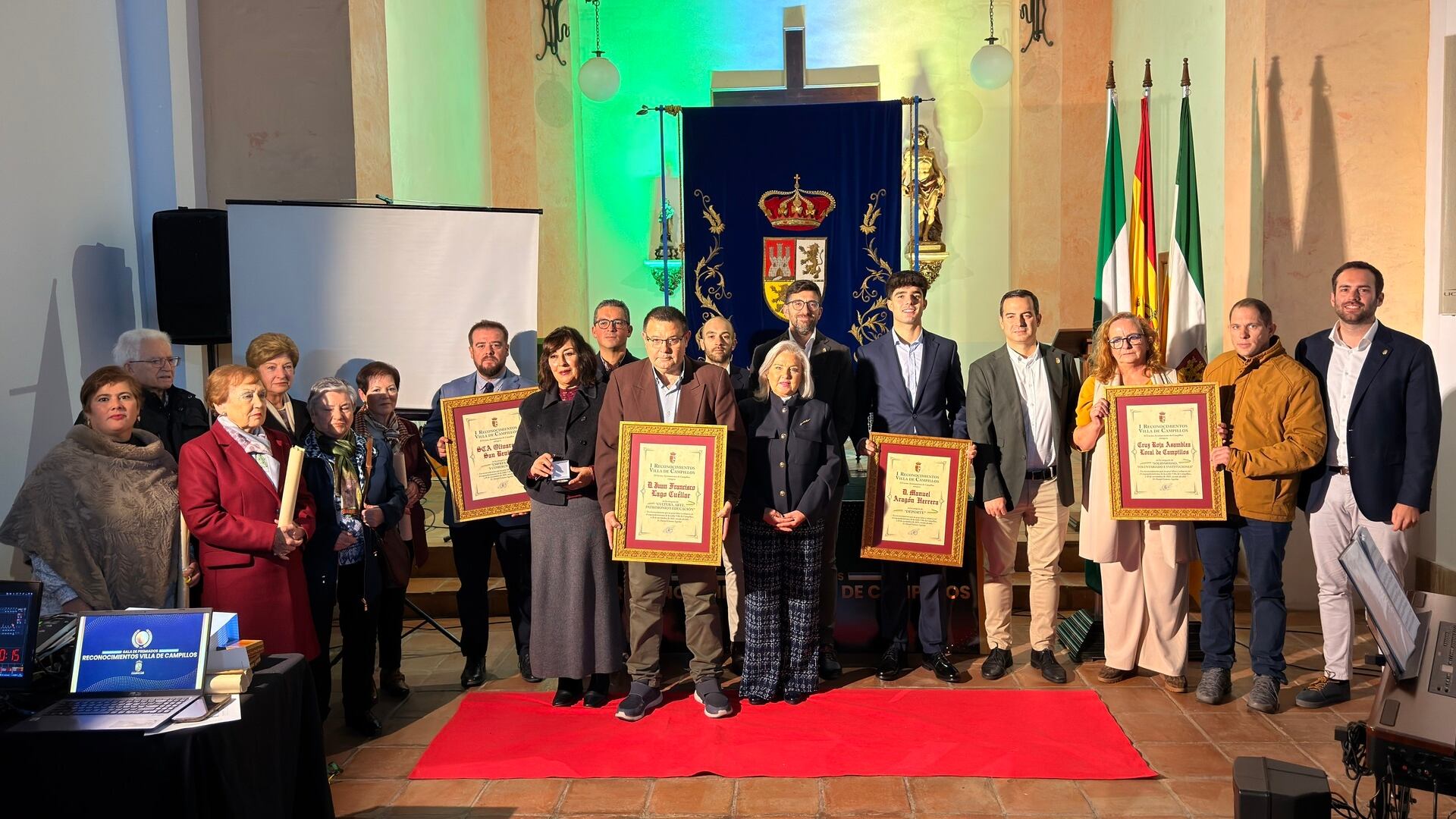 Foto de familia de los homenajeados por el Ayuntamiento de Campillos