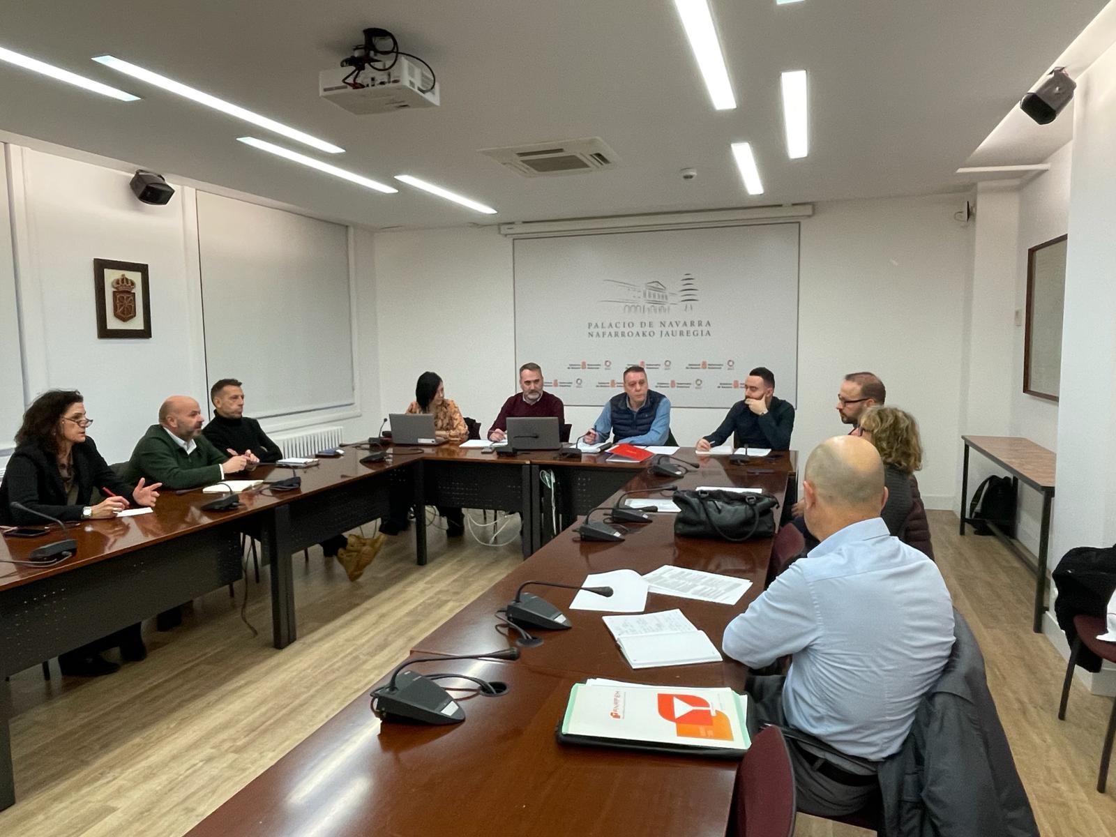 Reunión entre asociaciones profesionales y gobierno de Navarra