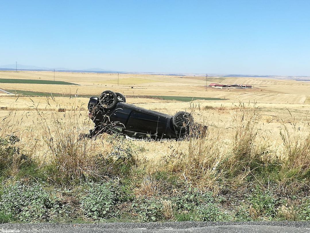 Coche volcado en tierras aledañas a la carretera que une Zamarramala con la autovía de Valladolid