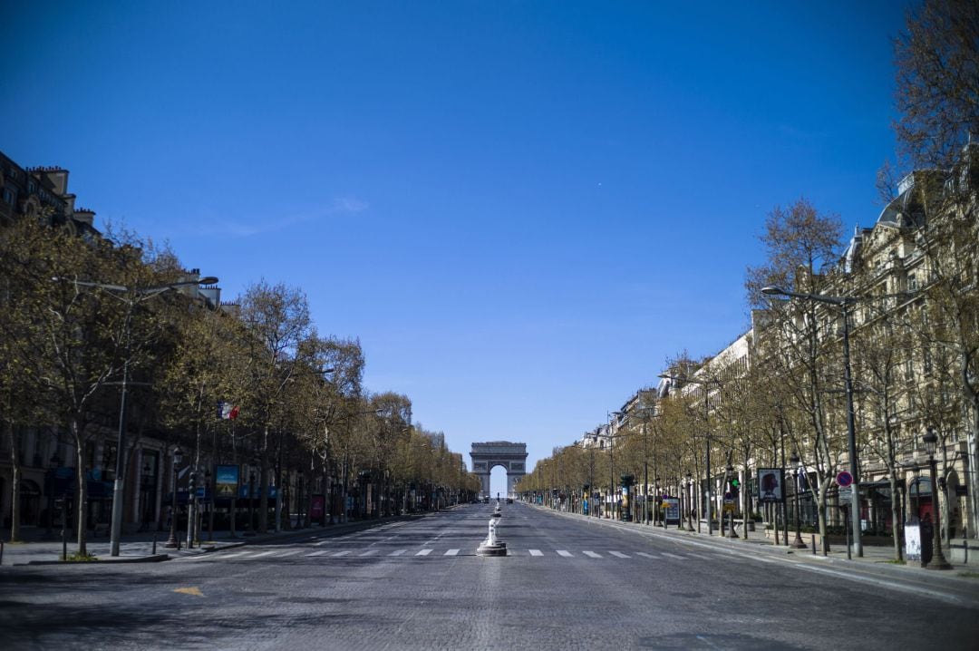 Avenida de los Campos Elíseos de París vacía. 