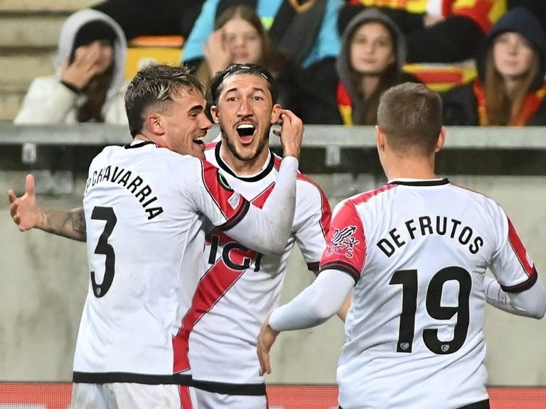 Pacha Espino celebra el gol ante Jagiellonia (@rayovallecano)