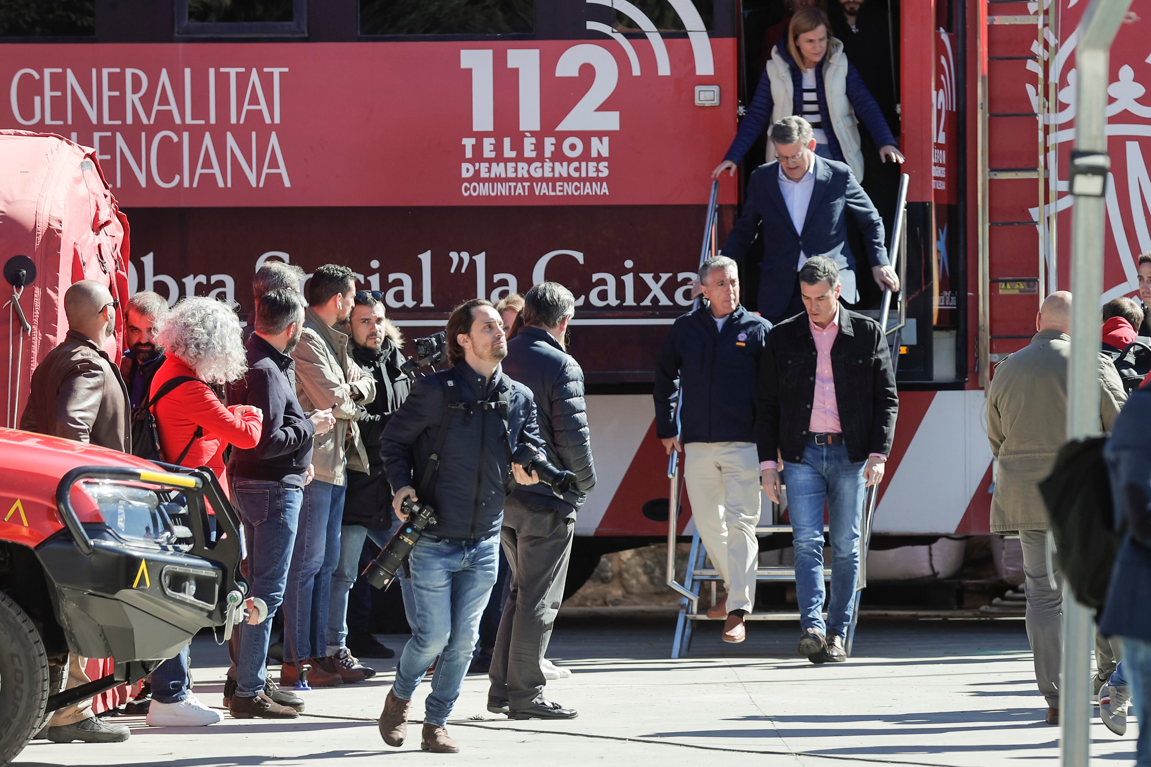 GRAFCVA2490. BARRACAS (CASTELLÓN), 27/03/2023.-El presidente del Gobierno, Pedro Sánchez acompañado por president de la Generalitat valenciana, Ximo Puig en Puesto de Mando Avanzado instalado en Barracas donde realiza un seguimiento del incendio que afecta al interior de Castellón.EFE/ Manuel Bruque
