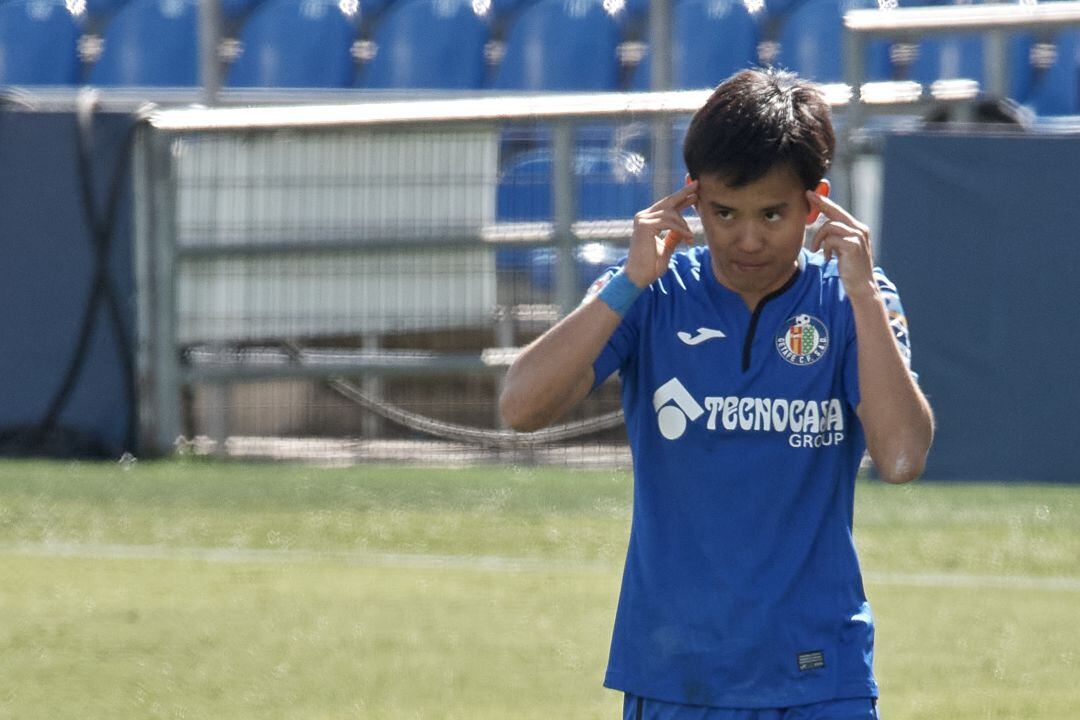 Takefusa Kubo con la camiseta del Getafe CF