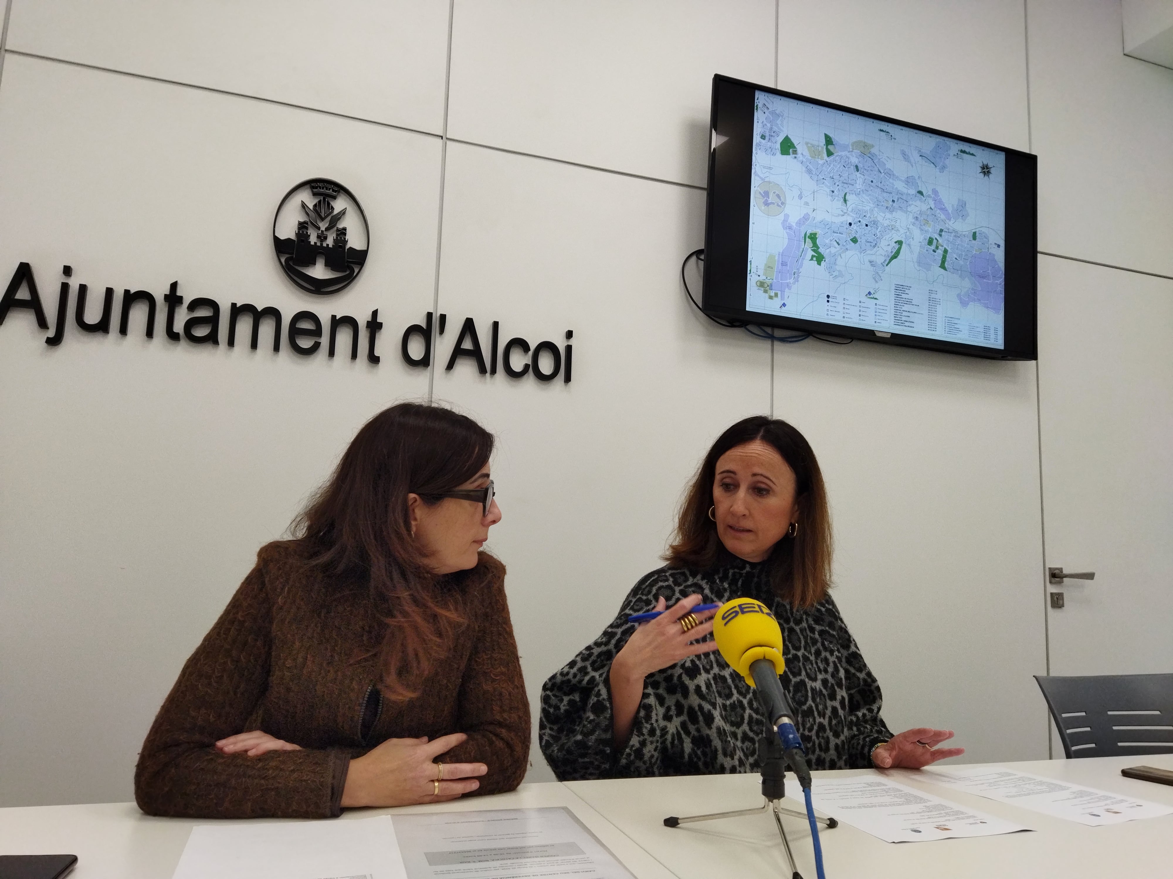 Piedad España, jefa del Departamento de Políticas Inclusivas, y Aroa Mira, edil de Políticas Inclusivas presentando la distribución de los habitantes para la atención en los tres centros de Servicios Sociales.