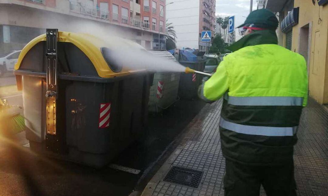 Desinfección de contenedores en el barrio de Corea 