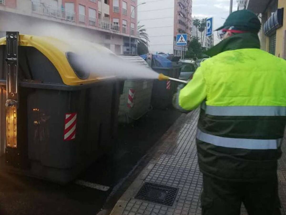 Desinfectan los más de 1.000 contenedores de la ciudad de Gandia