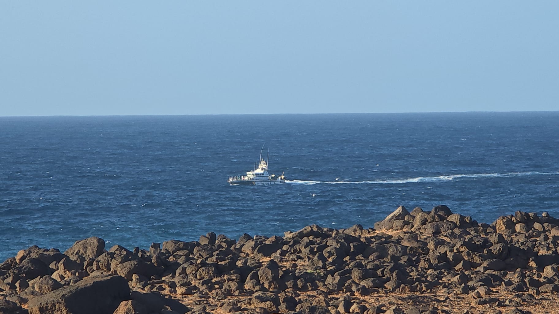 Patrullera de la Guardia Civil busca un desaparecido en 'Los Charcones' de Lanzarote