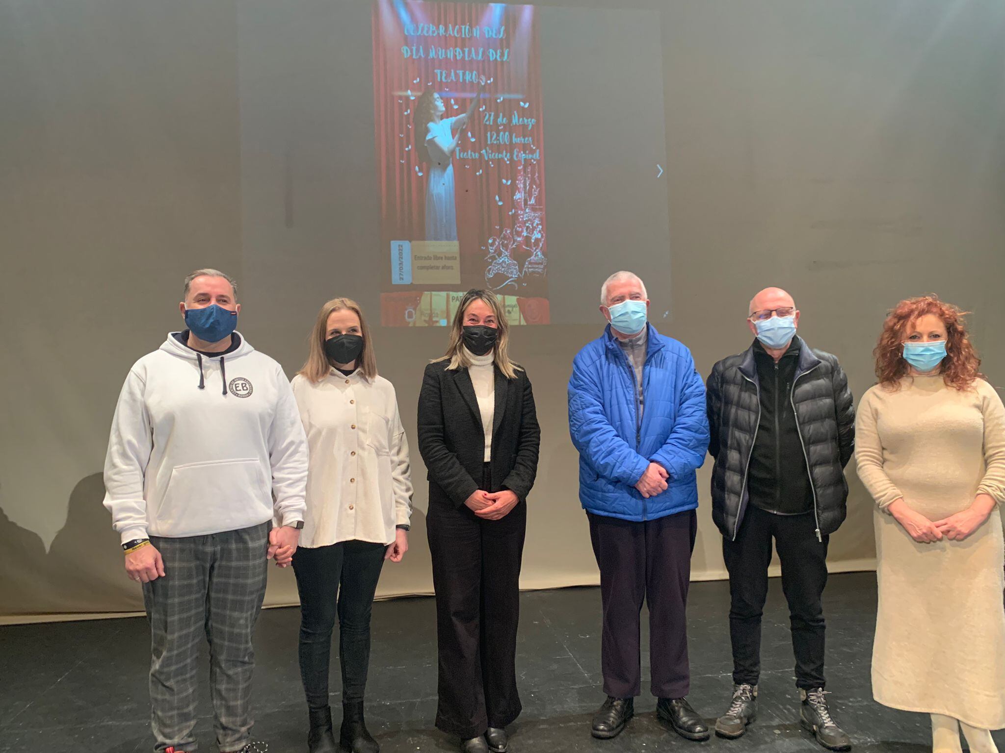 Representantes de colectivos teatrales de Ronda junto a la concejala de Cultura, Alicia López