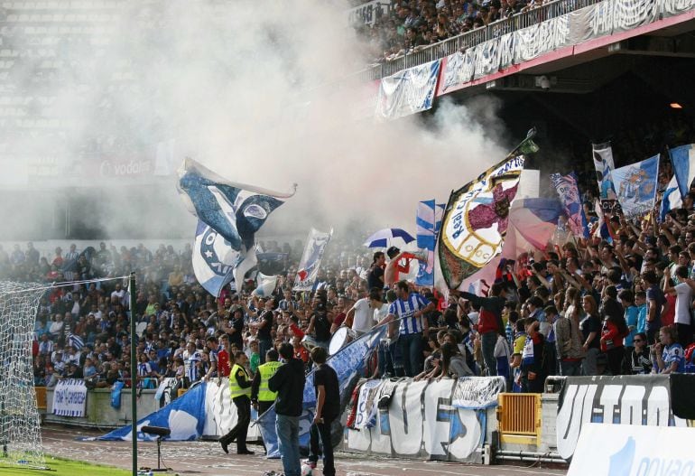 Bote de humo de los seguidores del Riazor Blues durante un partido