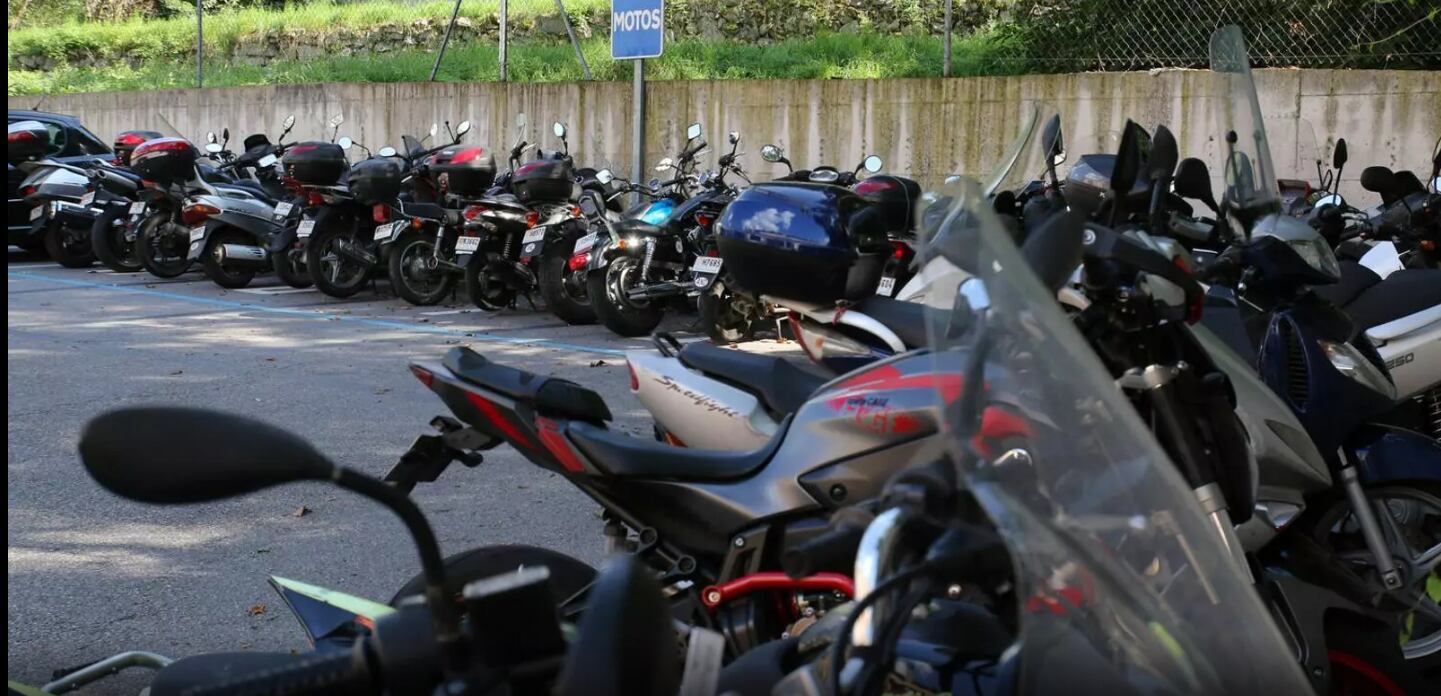 Motos aparcades en un pàrquing de la capital.