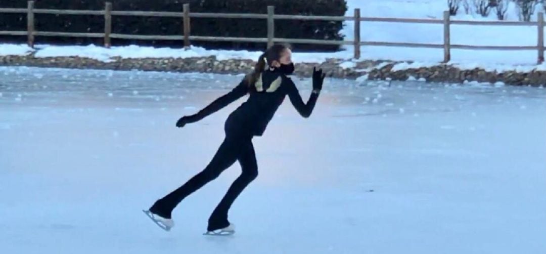 Alexandra Kuldishov aprovechó el temporal para ser la primera persona patinando en el lago helado de El Restón