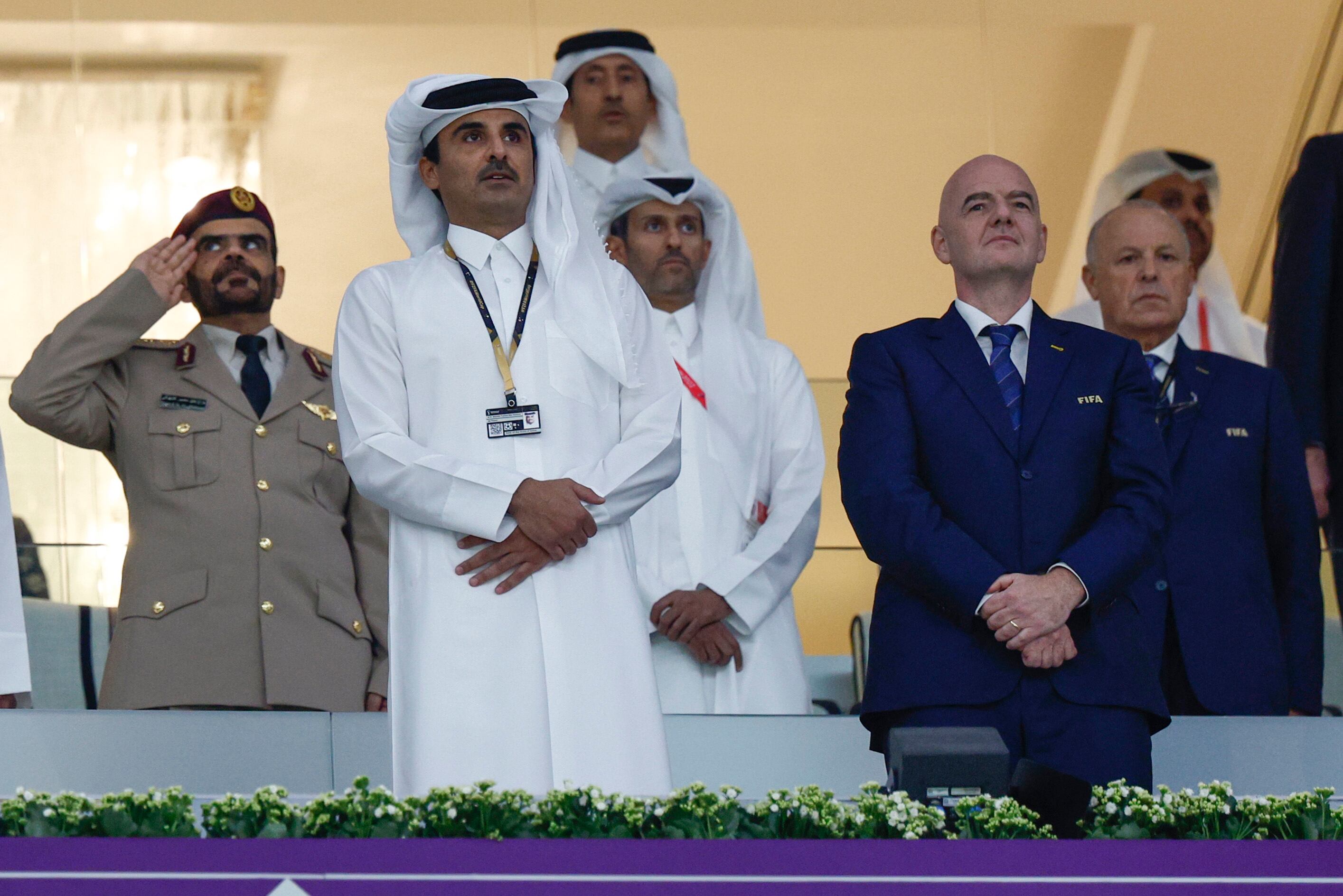 El emir de Catar Tamim bin Hamad Al Thani y el presidente de la FIFA Gianni Infantino en el partido inaugural del Mundial de Fútbol Qatar 2022