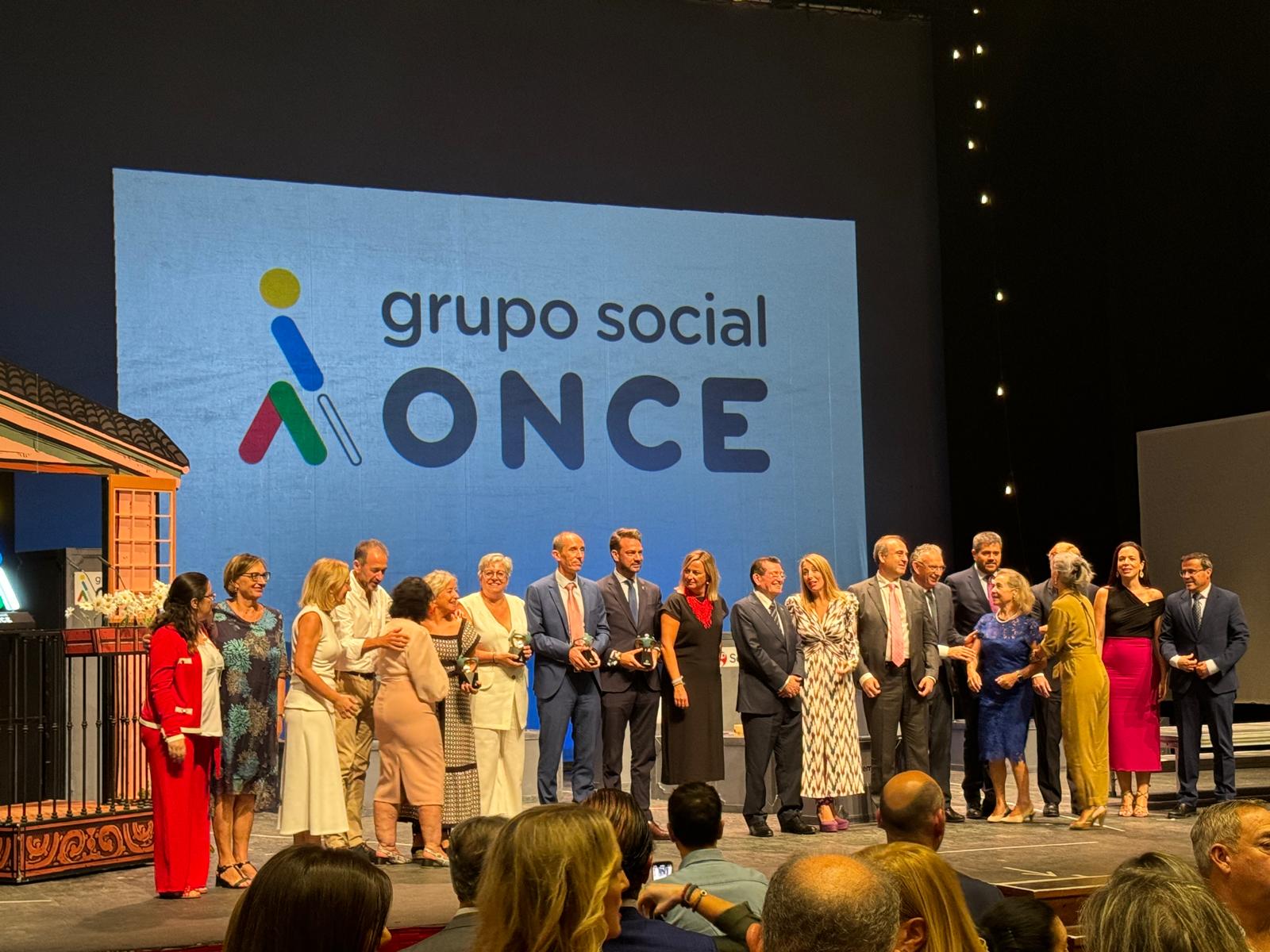 Foto de familia de los premios Solidarios ONCE Extremadura 2024