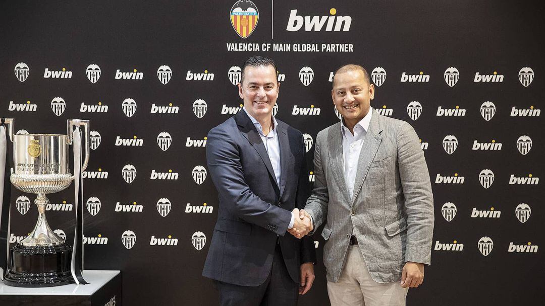 Anil Murthy, sellando el acuerdo de forma pública con Bwin