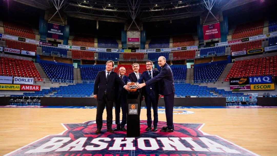 Gobierno Vasco, Diputación, Euroliga, Ayuntamiento y Baskonia abrazando el balón oficial.