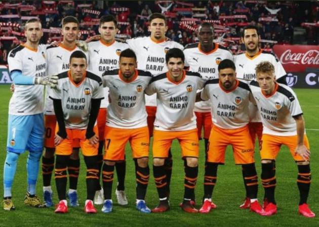 Los jugadores del Valencia con camisetas de apoyo a Garay antes del partido