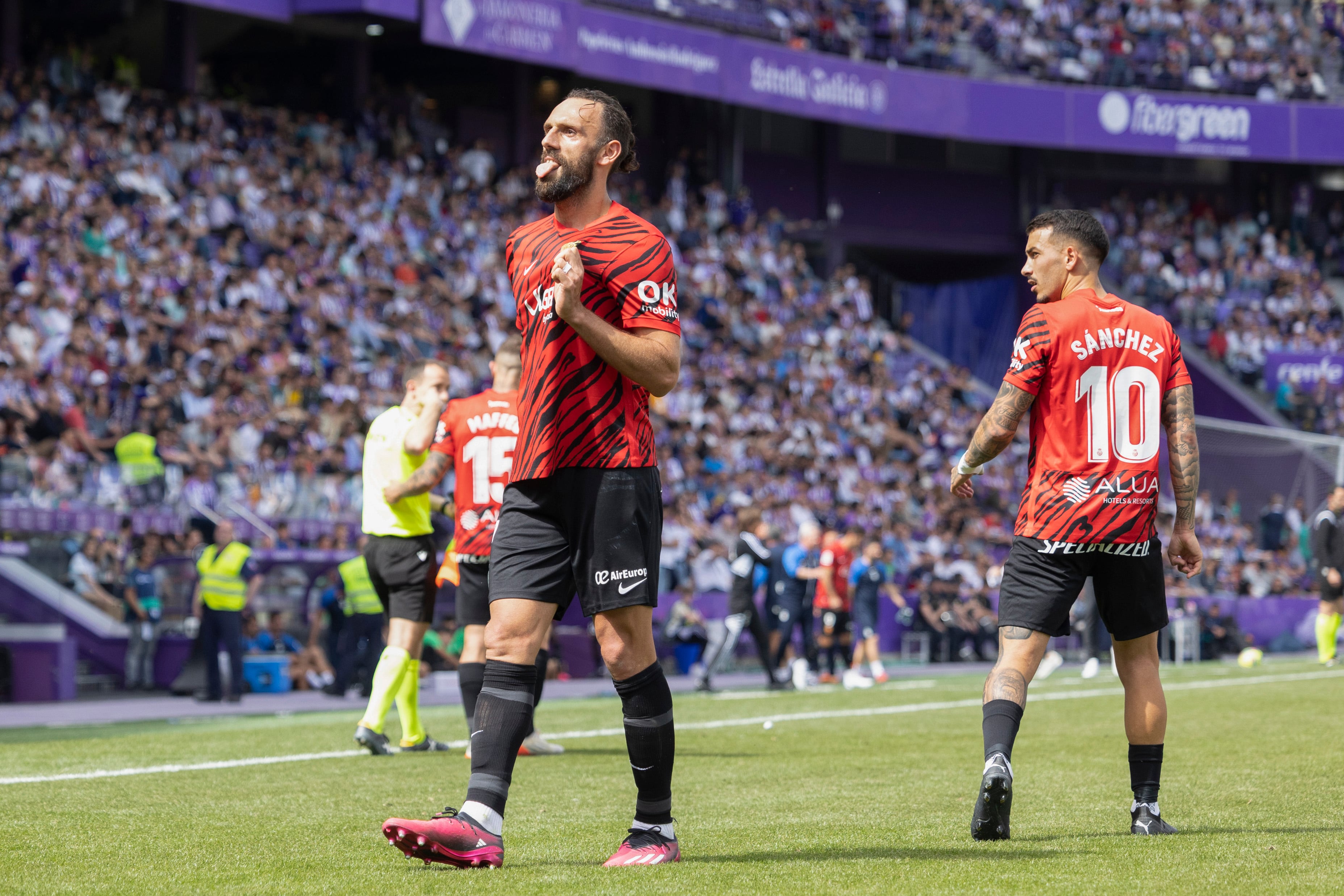 VALLADOLID, 09/04/2023.- El delantero kosovar del Mallorca Vedat Muriqi (i) celebra tras marcar durante el partido de LaLiga Santander de la jornada 28 que se disputa este domingo en el estadio José Zorrila.-EFE/R. García
