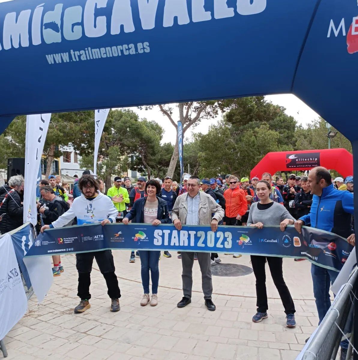 Les autoritats i els organitzadors de la prova han donat el tret d'inici a la cursa de 185 kilòmetres.