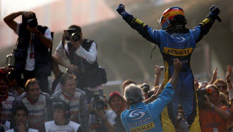 Fernando Alonso celebra el título de campeón del mundial de pilotos en 2005.