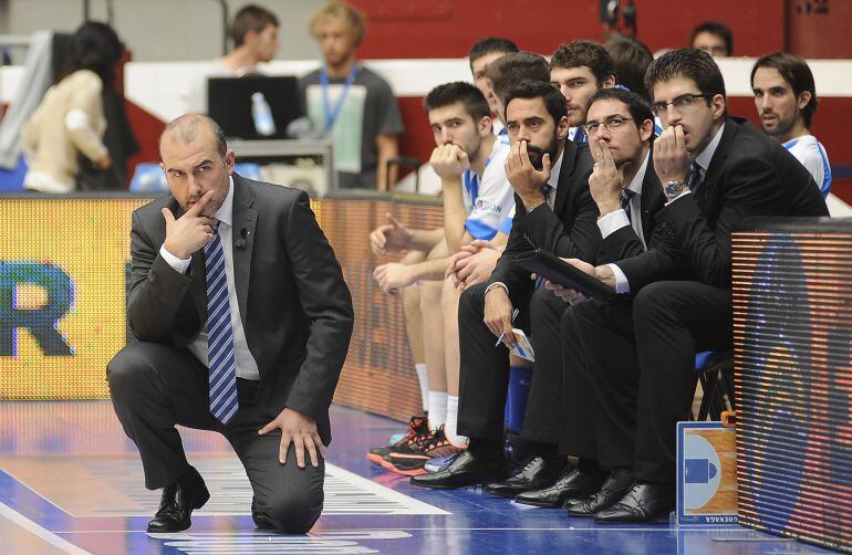  JAUME PONSARNAU ENTRENADOR DEL GBC MEDITANDO EN EL ÁREA TÉCNICA