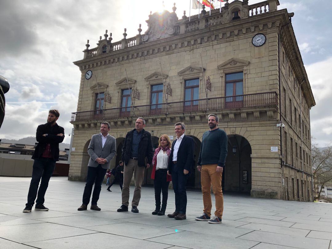 El alcade, José Antonio Santano, con Javier Muguruza y otros representates del Ayuntamiento, en la presentación de la Beca Iñigo Muguruza. 