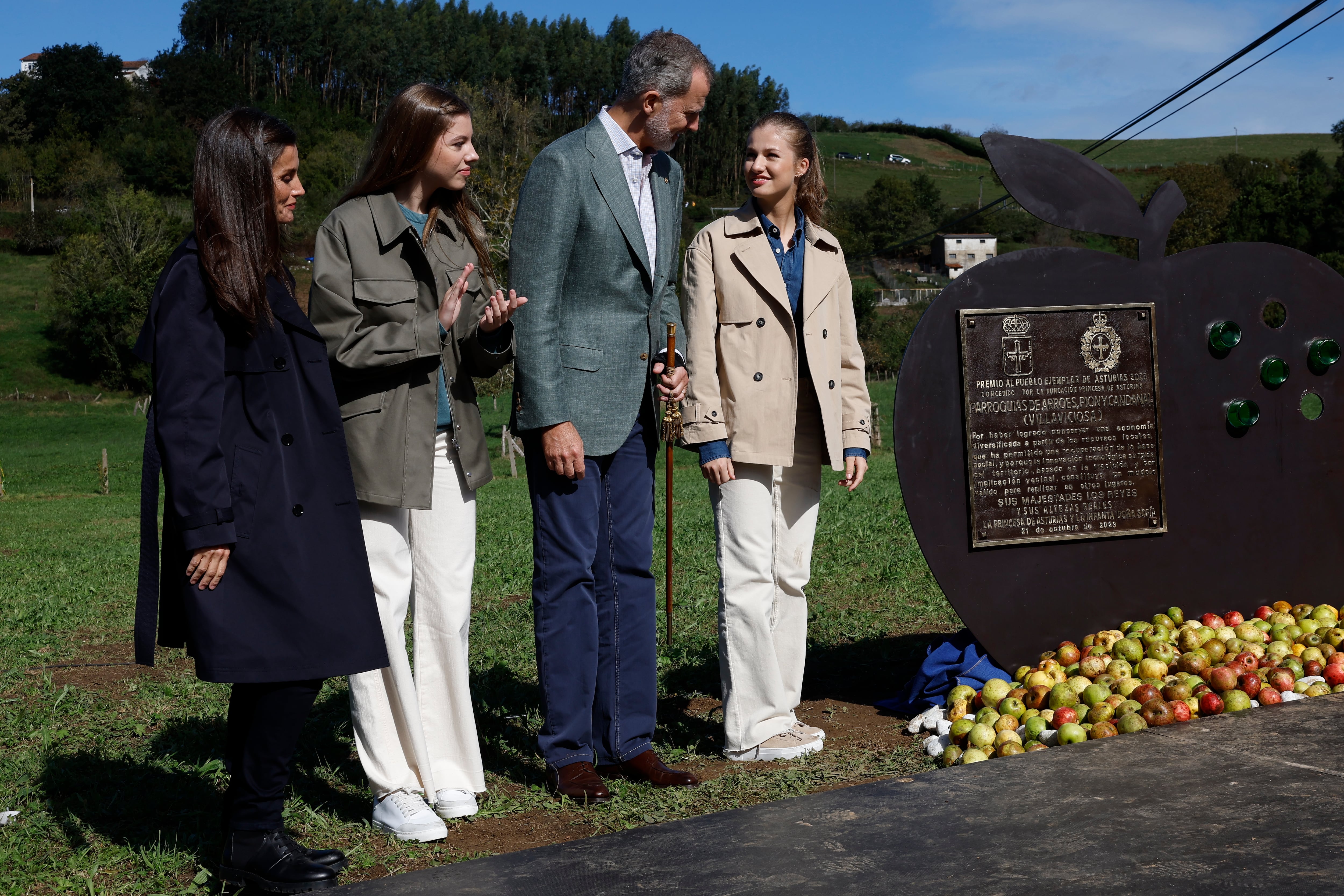 ARROES (ASTURIAS) 21/10/2023.- La princesa Leonor (4d) descubre el monumento conmemorativo al &quot;Pueblo Ejemplar de Asturias 2023&quot; este sábado Arroes, en el marco del recorrido a las tres parroquias, Arroes, Pion y Candanal, en el concejo de Villaviciosa, que este año se han hecho con el Premio al Pueblo Ejemplar del Principado.- EFE/ Chema Moya
