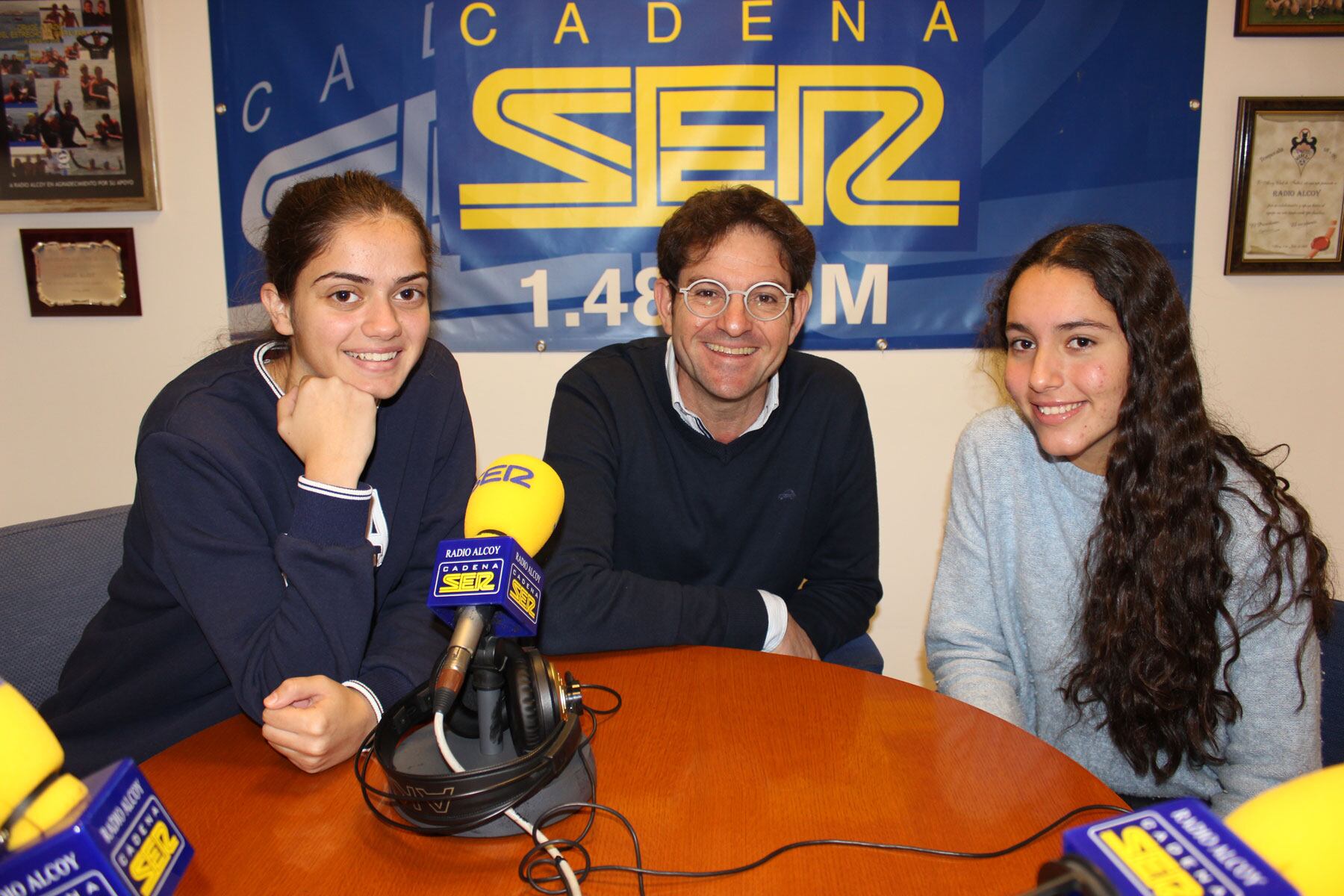 Mreia Gisbert, Marc Segura y Nur Carchano en uno de los estudios de Radio Alcoy